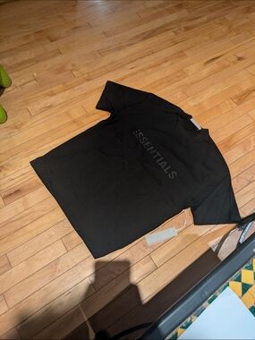 Fear of God ESSENTIALS Black Reflective Logo T-Shirt Size M NWT